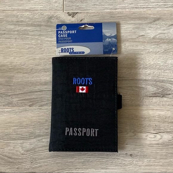 ❣️2/$35❣️ Roots Passport Case - Picture 1 of 5